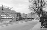 E-Lok 5 der Iserlohner Kreisbahn mit einem Rollwagenzug nach Dahle in Altena. Über die Brücke verläuft das Regelspurgleis vom DB-Bahnhof Altena (Westf). (04.1961) <i>Foto: Hermann Gerdes</i>