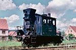 Die bayerische PtL 2/2 besaß eine halbselbsttätige Schüttfeuerung, die einen Einmann-Betrieb zuließ, und Umläufe mit Geländern, die vorne und hinten einen gefahrlosen Zugang zum Wagenzug ermöglichten. Die Lokomotiven hatten ein großes Führerhaus mit je drei Fenstern auf jeder Seite, das bis auf die Rauchkammer den gesamten Kessel umschloss. Diese Eigenart brachte den Lokomotiven in Südbayern den Beinamen "Glaskasten" ein. 98 307 wurde am 27.01.1909 als K.Bay.Sts.B. 4529 in Dienst gestellt und 1963 in Nürnberg ausgemustert und blieb im Nünrberger Verkehrsmuseum erhalten. (07.1956) <i>Foto: Carl Bellingrodt</i>