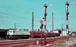 In den 1960er Jahren bemühte sich die Bundesbahn unter dem wachsenden Konkurrenzdruck der anderen Verkehrsträger, ihr Angebot durch Verkürzung der Fahrzeiten zu verbessern. Dazu musste die Höchstgeschwindigkeit der elektrischen Triebfahrzeuge gesteigert werden. Fernzüge wie „Rheingold“ und „Rheinpfeil“ fuhren mit der E 10.12 bereits Tempo 160. In der Zukunft sollten aber Geschwindigkeiten bis zu 200 km/h erreicht werden. So arbeiteten ab März 1961 Industrie und Bundesbahnzentralamt München an einer Lokomotive, die 6.000 kW Dauerleistung über zwei dreiachsige Drehgestelle auf die Schienen bringen sollte. Um neue Drehgestelle, Antriebe, Stromabnehmer und Steuerungen auszuprobieren, rüsteten die Firmen zunächst Lokomotiven der Baureihe E 10 mit den entsprechenden Teilen aus. Auf der Strecke Bamberg – Forchheim wurden 1963 Probefahrten durchgeführt, bei denen zunächst die E 10 299 und E 10 300 die Geschwindigkeit von 200 km/h erreichten. Im Sommer 1963 folgte E 10 1270. Die Versuchsfahrten waren so erfolgreich, dass noch im gleichen Jahr der Auftrag für vier Prototypen der neuen Baureihe E 03 an die Industrie ging. Der Versuchszug mit E 10 1270, Meßwagen H "5017 München" des BZA München und V 320 001 wurde im Bahnhof Forchheim angetroffen. (08.1963) <i>Foto: Carl Bellingrodt</i>