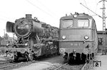 Die "50" gab es sowohl als Dampflok als auch bei den elektrischen Lokomotiven. Im Bw Nürnberg Rbf stehen beide nebeneinander, 050 174 vom Bw Nürnberg Rbf und 150 006 aus Würzburg. (01.08.1969) <i>Foto: Wolfgang Bügel</i>
