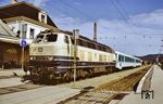 Die Ulmer 215 066 leistet einem 628 im Bahnhof Reutte (Tirol) Traktionshilfe. (23.08.1993) <i>Foto: Holger Behnk</i>