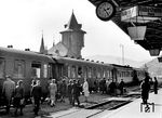 Als Rüdesheim (Rhein) noch eine internationale Schnellzugstation war, ist um 14.25 Uhr der D 164 (Amsterdam – Krefeld – Köln – Wiesbaden – Karlsruhe – Basel) pünktlich angekommen. Nun findet ein lebhafter Reisendenwechsel statt. (1935) <i>Foto: Max Göllner</i>