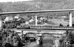 V 200 027 vom Bw Kaiserslautern überquert mit E 146 (Frankfurt/M - Saarbrücken) die Nahe in Enzweiler. (1967) <i>Foto: Carl Bellingrodt</i>