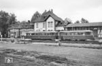 Ein VT 95 vor dem stattlichen Empfangsgebäude in Uchte an der Bahnstrecke Nienburg–Rahden. Der Personenverkehr war hier schon am 26. Mai 1968 eingestellt worden. Als letztes Relikt aus der Eisenbahnzeit ist das Empfangsgebäude noch vorhanden. (18.09.1964) <i>Foto: Detlev Luckmann</i>