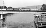 Die Rheinbrücke ist das Herzstück der Basler Verbindungsbahn, welche den Badischen Bahnhof auf der rechten Rheinseite mit dem Schweizerischen Bundesbahnhof und dem Streckennetz der SBB auf der linken Rheinseite verbindet. 191 089 ist dort auf dem Weg zum Güterbahnhof Muttenz. (09.09.1970) <i>Foto: Karl Wyrsch, Slg. D. Ammann</i>