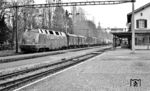 220 086 vom Bw Villingen (Schwarzw) mit einem Güterzug nach Konstanz auf Schweizer Gebiet im Bahnhof Kreuzlingen Hafen. (17.12.1970) <i>Foto: Karl Wyrsch, Slg. D. Ammann</i>