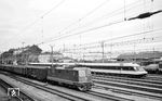 Im Bahnhof Neuchatel überholt SBB Re 4/4 II 11165 den 403 001/002, der zu einer Leserfahrt in der Schweiz weilte.  (01.10.1977) <i>Foto: Karl Wyrsch, Slg. D. Ammann</i>