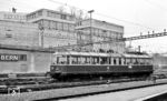 Der "Gläserne Zug" 491 001 war auch mehrfach in der Schweiz zu Besuch. Im Frühjahr 1969 verlässt er, noch in der Farbgebung purpurrot/beige, den Bahnhof Bern. (23.04.1969) <i>Foto: Karl Wyrsch, Slg. D. Ammann</i>