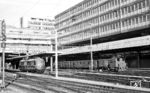 Im Frühjahr 1970 weilte der "Gläserne Zug" erneut in der Schweiz und fährt hier aus dem Bahnhof Bern. (21.04.1970) <i>Foto: Karl Wyrsch, Slg. D. Ammann</i>