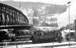 Neben den Rangieraufgaben im Bahnhof Waldshut stand für 94 1525 auch die Beförderung eines Nahgüterzuges nach Koblenz/CH auf dem Plan. 94 1525 passiert die Brückenstraße in Waldshut. (22.02.1963) <i>Foto: Karl Wyrsch, Slg. D. Ammann</i>