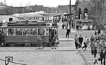 Für die Hamburger Straßenbahngesellschaften wurden allein von 1894 bis 1926 insgesamt 842 zweiachsige elektrische Triebwagen gebaut. Dazu gehörte auch Tw 2344, der hier am alten Elbtunnel an den Hamburger Landungsbrücken steht. (14.08.1956) <i>Foto: Karl Wyrsch, Slg. D. Ammann</i>