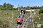 156 001 des Fahrzeugwerks Karsdorf mit einem 680 t Leerzug in Leipzig-Thekla auf dem Verbindungsgleis von Thekla nach Eilenburg. Dabei wird die Strecke von L-Wiederitzsch nach L-Schönefeld und weiter nach Engelsdorf bzw. Altenburg (Leipziger Güterring) unterquert. (22.04.2024) <i>Foto: Ralf Opalka</i>