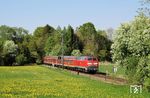 218 233 fährt mit RB 37761 nach	Weilheim (Oberbay) in Dießen ein. (07.05.2006) <i>Foto: Stefan von Lossow</i>
