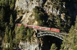 Die 66 m lange Schlossbachgrabenbrücke zwischen Reith und Hochzirl entstand 1912 im Zusammenhang mit dem Bau der Karwendelbahn von Innsbruck nach Garmisch-Partenkirchen. Eine 111 überquert mit RB 5417 nach Innsbruck in 60 m Höhe den Schlossbach, einen Zufluss des Inn in Tirol.  (15.12.2006) <i>Foto: Stefan von Lossow</i>