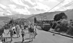 Zahlreiche Feriengäste nutzen wohl das schöne Wetter, um mit der Zugspitzbahn auf Deutschlands höchsten Berg zu fahren. Aufnahme im Ausgangspunkt der Bahn in Garmisch. (08.08.1981) <i>Foto: Frank Lüdecke</i>