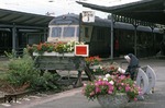 Ein hübsch bepflanzter Prellbock im Bahnhof Nördlingen lädt nicht nur Züge zum Verweilen ein. (06.1991) <i>Foto: Bernhard P. Reichert</i>