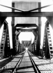 Die Friesenbrücke über die Ems bei Weener an der Strecke Leer (Ostfriesl)—Groningen ist mit 335 m die längste Brücke mit einer aufklappbaren Einrichtung in Deutschland. Nach der Zerstörung in den letzten Tagen des Zweiten Weltkrieges wurde die Brücke 1950/51 in gleicher Form wieder aufgebaut. (1937) <i>Foto: RVM</i>