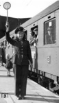 Abfahrauftrag am Schnellzug Wien Westbf – Straßburg durch die Aufsichtsbeamtin in Stuttgart Hbf. (1942) <i>Foto: RVM (Steiner)</i>