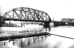 Die Oderbrücke über den Nebenarm Parnitz zur Flussinsel Silberwiese. Die Brücke im Streckenabschnitt Stettin Gb—Stettin Hbf ist im Mittelteil als Drehbrücke ausgeführt, sie steht kurz vor dem Umbau.  (1932) <i>Foto: RVM</i>