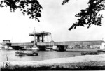 Die Ziegelgrabenbrücke ist eine 133 m lange Zugbrücke, die Teil der Eisenbahnverbindung Stralsund—Saßnitz über den Rügendamm ist. Die sowohl für den Eisenbahn- als auch für den Straßenverkehr gebaute Verbindung entstand in den Jahren 1933 bis 1936. Mit Inbetriebnahme des Rügendamms für den Bahnverkehr am 5. Oktober 1936 wurde der Fährverkehr zwischen Stralsund Hafen und Altefähr eingestellt. Die Fahrtdauer verkürzte sich so um rund eine Stunde. Völlig unsinnigerweise wurde die Brücke noch am 1. Mai 1945 von der Deutschen Wehrmacht gesprengt.  (1936) <i>Foto: RVM</i>