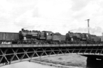 Zwei alte Preußen in Form von 58 1206 und 58 1888 überqueren die Elbebrücke in Dresden. 58 1888 war nach 1945 bei der PKP geblieben (Ty1-129) und kehrte erst am 06.04.1956 in die DDR zurück. (25.06.1966) <i>Foto: Will A. Reed</i>