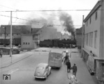 Szene am Bahnhof Lippstadt. Ein Zug der WLE, gezogen von der WLE 203 (Schichau, Baujahr 1911, ex 55 2331), erhält Ausfahrt. (27.07.1960) <i>Foto: Willi Marotz</i>
