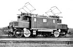 Mit dem Entscheid für eine Gleichstromelektrifizierung der Berliner S-Bahn musste für das bereits bestellte Material, insbesondere die Fahrmotoren, eine andere Verwendung gefunden werden. So, wie die Triebgestelle EB aus der Fertigung der späteren E 71 entnommen wurden, nutzte man nun in umgekehrter Richtung die Ausrüstung zum Bau von Drehgestell-Lokomotiven, die 1924 in Betrieb gingen. So übernahm die Baureihe 42 nach ihrer Indienststellung im Jahr 1924 den Personenzugdienst auf den Strecken der Schlesischen Gebirgsbahn statt in Berlin. Am 01.11.1924 an das Bw Waldenburg-Dittersbach geliefert, war sie dort bis zum Frühjahr 1945 im Einsatz. Dann ging sie betriebsfähig als Reparation in die UdSSR. Nach ihrer Rückkehr stand sie von 1953 bis zu ihrer Verschrottung 1960 im Schadpark der Deutschen Reichsbahn. (1924) <i>Foto: RVM (Werkfoto)</i>