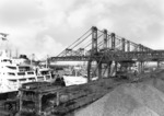 Blick auf die gewaltigen Verladebrücken mit Greiferlaufkatzen am Erzkai des Emder Südkais. (07.03.1960) <i>Foto: Walter Hollnagel</i>