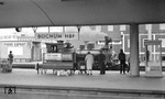 Lok "Walsum 5" wurde ursprünglich 1904 von Humboldt als Lok "6" an die Hafenbahn Köln-Frechen geliefert. 1959 kam sie zur Bergbaugesellschaft Zeche Walsum, (Duisburg-Walsum) und bekam dort den Namen "WALSUM 5". Nach ihrer Abstellung wurde sie vom Modelleisenbahnclub Essen übernommen, in dessen Diensten sie hier durch Bochum Hbf dampft. (10.06.1971) <i>Foto: Johannes Glöckner</i>