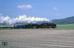 24 009 und 24 009 mit dem historischen Rheingoldzug östlich von Lengerich bei Westerbeck. (05.04.1980) <i>Foto: Wolfgang Bügel</i>