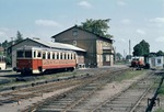 Im süd-östlichen Zipfels des Wendlands am Rande der damaligen Zonengrenze zur DDR lag die Nichtbundeseigene Eisenbahnstrecke Lüchow - Schmarsau (Lemgow). Dort war noch einer der allerletzten Wismarer Schienenbusse (rechts) im täglichen Einsatz. Daneben wurde im Bahnhof Lüchow Süd auch der für Gütertransporte eingesetzte T 156 angetroffen. (25.05.1968) <i>Foto: Dieter Junker</i>
