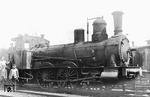 Die Altenburg-Zeitzer Eisenbahngesellschaft hatte 1874 vier 1-B-Lokomotiven von Borsig in Berlin beschafft, mit denen sie den Betrieb aufnahm. 1875 folgte die "ROSITZ" als Nachlieferung. Bis 1880 waren sie die einzigen Lokomotiven dieser Bahn. Bei der Altenburg-Zeitzer Bahn trugen sie die Namen ZEITZ, MEUSELWITZ, WILHELM I., HERZOG ERNST und ROSITZ sowie die Nummern 1 bis 5. 1896 wurde die Altenburg-Zeitzer Bahn durch die Königlich Sächsischen Staats-Eisenbahnen gekauft. Diese ordnete die Lokomotiven zunächst mit den Nummern 745 bis 749 in die Gattung II ein. Ab 1900 trugen sie die Nummern 2745 bis 2749. In den Jahren 1911 und 1922 wurden die Lokomotiven ausgemustert. Die 1920 gegründete Deutsche Reichsbahn vergab keine neuen Nummern mehr. (1875) <i>Foto: Slg. Johannes Glöckner</i>