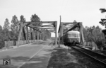 Bereits Ende des 19. Jahrhunderts hatte die Firma Krupp eine Anschlußbahn vom Bahnhof Meppen zu ihrem Schießplatz angelegt. Als in den 1930er Jahren der Bau des (nie vollendeten) Ems-Seitenkanals begann, entstand eine 56,9 m lange Stahlgitterbrücke. Die ursprünglich von Süden in den Staatsbahnhof führende Meppen-Haselünner Eisenbahn wurde Anfang der 1950er Jahre umtrassiert. Seit 1954 benutzt sie zwischen Meppen und Vormeppen einen Teil der Krupp’schen Anschlußbahn, wobei sie auf der besagten Stahlträgerbrücke das trockene Kanalbett überquerte. Beim Bau der Umgehungsstraße gegen Ende der 1960er Jahre wurde die Brücke durch einen Damm ersetzt.  (09.1966) <i>Foto: Reinhard Todt</i>