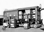 Entladung eines auf einem Straßenroller angelieferten Güterwagens bei der Firma Gebr. Filk Feuerfest in Troisdorf. (1959) <i>Foto: Fischer</i>