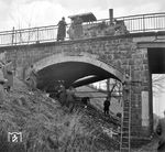 Penibel werden die Auswirkungen einer Brückenstabilisierung im Zuge der Elektrifizierungsarbeiten an der Bahnstrecke Witten/Dortmund–Oberhausen/Duisburg überwacht. (1956) <i>Foto: Willi Marotz</i>
