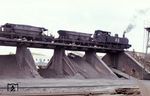 Lok 48 der spanischen Kupferminen-Gesellschaft Rio Tinto mit einem Abraumzug in Las Mallas. (15.07.1973) <i>Foto: Johannes Glöckner</i>