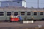Bahnsteigservice mit einem fahrbaren Verkaufswagen in Kassel Hbf. (25.02.1985) <i>Foto: Peter Schiffer</i>