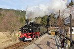 99 1542 erreicht mit Zug 21 nach Jöhstadt den Haltepunkt Forellenhof. (27.03.2016) <i>Foto: Stefan Jurasovits   </i>