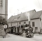 Die Ortsdurchfahrt von Berlichingen war eine der markantesten Streckenpartien der Jagsttalbahn. Hier ist die Lok „Helene“ beim „Schmalspur-Spektakulum“ zu Pfingsten 1983 mit einem Zug nach Dörzbach unterwegs.  (21.05.1983) <i>Foto: Ludger Kenning</i>