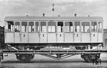 Auf den 1828 m hohen Wendelstein in den oberbayerischen Kalkalpen führt die Wendelsteinbahn, eine knapp 8 km lange, meterspurige Zahnradbahn mit einer maximalen Steigung von 237 ‰. Am 12. Mai 1912 befuhr der erste Zug die Strecke und am 25. Mai wurde die Bahn feierlich eingeweiht. Für die Bahn wurden von MAN Personenwagen mit Zahnrad- und Lenkachse gebaut. Hier handelt sich um einen der beiden Wagen, die 1935 zusammen mit der vierten Lok nachbestellt wurden. Er wurde für den Transport auf den Flachwagen "Stg 10782" verladen. (1935) <i>Foto: Slg. Dr. G. Scheingraber</i>