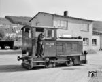 V 11 (Jung, Baujahr 1951) mit einer Leistung von 140 PS, kam 1959 von der Nassauischen Kleinbahn (Braubach) zur Plettenberger Kleinbahn, hier unterwegs in Plettenberg-Oberstadt.  (25.05.1961) <i>Foto: Detlev Luckmann</i>