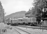 Begegnung von VL 46.02 (rechts) und VL 22.01 mit einem Güterzug im Bahnhof Kirchbrak auf der Vorwohle-Emmerthaler Eisenbahn. (27.07.1961) <i>Foto: Detlev Luckmann</i>