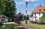 Eine gestellte Einfahrt eines Güterzuges aus Grünstädtel in Oberrittersgrün. Das Gleis endet jedoch hinter dem Bahnübergang... (16.07.2016) <i>Foto: Andreas Höfig</i>