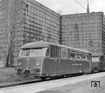 Die Lübeck-Segeberger-Eisenbahn hatte einen eigenen Bahnsteig in Lübeck Hbf neben den Gleisen der DB, aber außerhalb der Halle. Dem Vernehmen nach war die 29 km lange Bahn äußerst einfach und billig gebaut und hatte eigentlich nie eine richtige Daseinsberechtigung. Der Betrieb war ständig defizitär und verlangte laufende finanzielle Hilfe der beteiligten Kommunen. Am 26.09.1964 endete daher auch folgerichtig der Personenverkehr, das komplette Unternehmen wurde 1968 liquidiert. Hier steht VT 1 (entsprechend einem Vorserien VT 95) am Hausbahnsteig der LSE in Lübeck Hbf. (30.04.1963) <i>Foto: Joachim Claus</i>