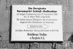 Um den unteren Teil der Heidelberger Bergbahn dem damaligen Stand der Technik anzupassen, wurde die Teilstrecke vom Kornmarkt zur Molkenkur aus dem Jahr 1890 vorübergehend stillgelegt, wie dieses Schild an der Haltestelle Molkekur bekanntgibt. (24.09.1961) <i>Foto: Helmut Röth *</i>