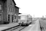 VT 1 (Talbot, Baujahr 1957) der Hümmlinger Kreisbahn wartet im Bahnhof Lathen auf Fahrgäste für die Nebenbahn nach Werlte im niedersächsischen Landkreis Emsland. (08.1958) <i>Foto: Gerd Wolff</i>