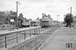 Im Bahnhof Beckedorf stehen OHE DT 0512 (links) und OHE DT 0513. Hier zweigt die Strecke nach Munster Lager ab. (12.08.1958) <i>Foto: Gerd Wolff</i>