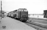 V 33 mit einem Personenzug nach Schleswig im Bahnhof Kappeln, unmittelbar am Ufer der Schlei. (16.08.1958) <i>Foto: Gerd Wolff</i>