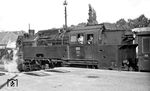 Die Lok 32 (Krupp, Baujahr 1950) der Bentheimer Eisenbahn im Bahnhof Nordhorn an der Laderampe zwischen den Bahnübergängen Denekamper Straße und Ootmarsumer Weg. Für den schweren Ölverkehr hatte die BE im Februar/März 1950 zwei solcher 1'D1'-Heißdampflokomotiven beschafft, jedoch wurden sie nur 13 Jahre alt.  (1960) <i>Foto: unbekannt</i>