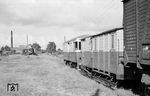 Der Güterzug mit Triebwagen T 41 auf der Fahrt von Leer nach Aurich im Bahnhof Holtrop. (26.08.1958) <i>Foto: Gerd Wolff</i>